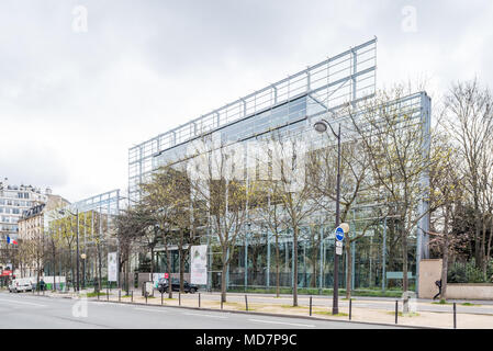 Francia, Parigi - 5 Aprile 2018: Fondation Cartier pour l'art contemporain progettato dall architetto francese Jean Nouvel Foto Stock