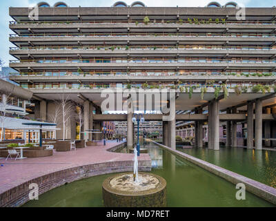 Barbican station wagon, Londra, Regno Unito, parte del complesso di Barbican. Foto Stock