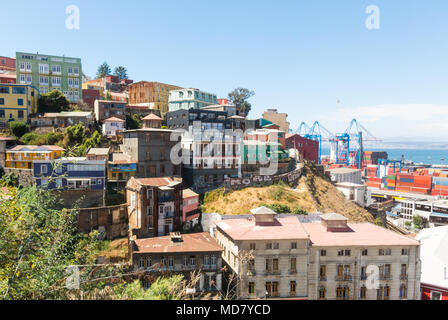 VALPARAISO, Cile - 2 gennaio 2018: Cityscape di Valparaiso città dalla funicolare Artilleria, Cile. Le case colorate e frenetico street in Valparais Foto Stock