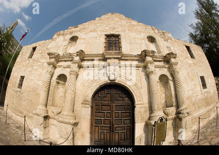 Un obiettivo fisheye fotografia della venerata icona Texas, l'Alamo in San Antonio, Texas Foto Stock