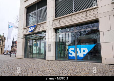 DRESDEN, Germania - 1 Aprile 2018: SAP multinazionale di software corporation logo sul quartier generale il 1 aprile 2018 a Dresda, in Germania. Foto Stock