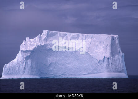 Enormi iceberg galleggianti in Scozia mare vicino alla penisola antartica. Foto Stock