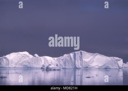 Enormi iceberg galleggianti in Scozia mare vicino alla penisola antartica. Foto Stock