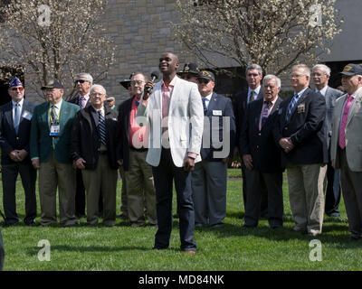 Il Kentucky state canzone "Il Mio Vecchio Kentucky Home" è cantato con i veterani di presenze, per la cerimonia di apertura che durante la U.S. Segretario di Agricoltura Sonny Perdue's tour di Keeneland Race Track, in Lexington, KY, il 6 aprile 2018. Questa è una parte del terzo "indietro alle nostre radici" tour RV. "Come sempre, il nostro 'indietro alle nostre radici' tour RV è un opportunità di arrivare fuori di Washington, di ascoltare direttamente dal popolo americano nell'agricoltura europea", Segretario Perdue detto. "Mentre il congresso continua il suo lavoro sul Farm Bill, rurale di prosperità e di molti altri agricoltura prioritie Foto Stock