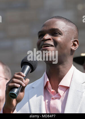 Il Kentucky state canzone "Il Mio Vecchio Kentucky Home" è cantata per cerimonie di apertura, durante la U.S. Segretario di Agricoltura Sonny Perdue's tour di Keeneland Race Track, in Lexington, KY, il 6 aprile 2018. Questa è una parte del terzo "indietro alle nostre radici" tour RV. "Come sempre, il nostro 'indietro alle nostre radici' tour RV è un opportunità di arrivare fuori di Washington, di ascoltare direttamente dal popolo americano nell'agricoltura europea", Segretario Perdue detto. "Mentre il congresso continua il suo lavoro sul Farm Bill, rurale di prosperità e di molte altre priorità agricoltura, USDA è pronta ad assistere Foto Stock