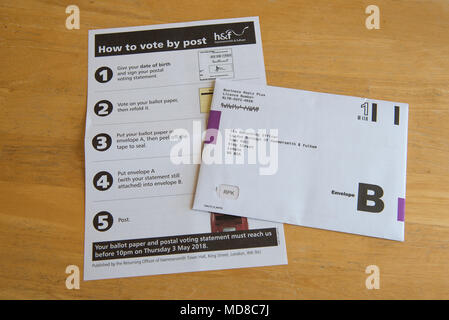 Londra, Regno Unito. Il 17 aprile 2018. Voto cartaceo per il voto postale in un elezioni locali 2018 nel Regno Unito. Credito: Marcin urbana/Alamy Live News Foto Stock