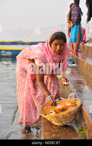 Carta venditore diyas accanto al Gange a Varanasi Foto Stock