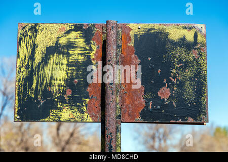 Weathered & arrugginita railroad segno. Terra attraverso il fiume Arkansas da Salida; Colorado; è vacante e sterile e di proprietà della Union Pacific Railroad. Sali Foto Stock