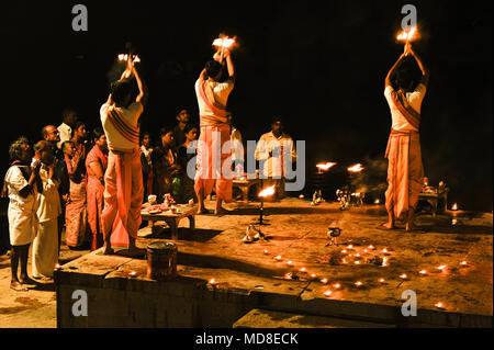 Induismo : Ganga Aarti Puja (cerimonia serale) in Varanasi, India Foto Stock