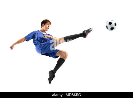 Entusiasta il calciatore in azione isolata sfondo bianco Foto Stock