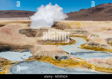L'attività vulcanica del Sol de Mañana in Bolivia vicino al confine con il Cile e il sale di Uyuni piatto. Vediamo fango box e fumarole con vapore acqueo. Foto Stock