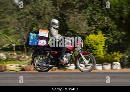 Un motociclo taxi, sapere come Boda boda in Africa orientale vengono utilizzati per il trasporto di persone e merci. Boda boda hanno molto scarsa in termini di sicurezza ma una majo Foto Stock