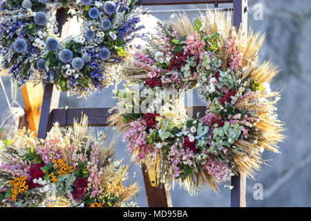 3 bel fiore anelli visualizzati sul supporto di legno poco dopo l'alba. Mercato di strada a Praga. Foto Stock