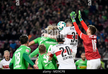 Obiettivo-scena Duello di testata, portiere Ron-Robert Zieler e Daniel Ginczek del VfB Stuttgart contro Jannik Vestergaard del Borussia Foto Stock