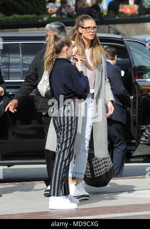 Heidi Klum arrivando al 'Americas Got Talent Show a Pasadena con sua figlia Leni. Co giudice Simon Cowell anche arrivando al presentano: Heidi Klum, Leni dove: Pasadena, California, Stati Uniti quando: 19 Mar 2018 Credit: WENN Foto Stock