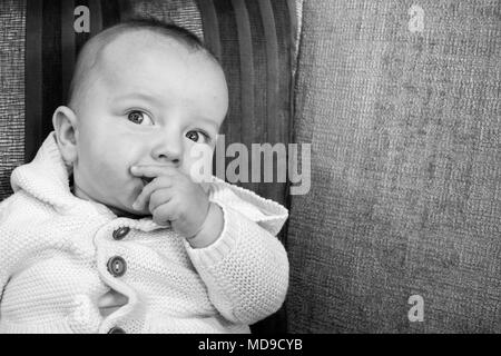 Close-up di bambino succhiare il pollice Foto Stock