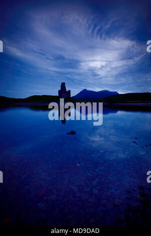 Ardvreck Castle e Loch Assynt dopo il tramonto sulla costa nord 500. Il castello e la montagna sono riflesse in loch Foto Stock