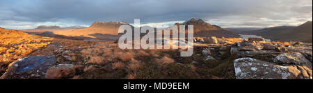 Guardando le montagne Assynt in Inverpolly dal lato di Stac Pollaidh sulla costa nord 500 Foto Stock