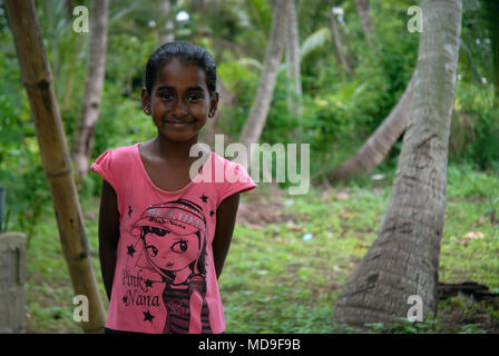 Ragazza in giardino, Kulukulu, Sigatoka, Fiji. Foto Stock