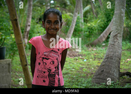 Ragazza in giardino, Kulukulu, Sigatoka, Fiji. Foto Stock