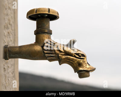 Rubinetto di acqua in bronzo forma di drago, Cherso Croazia Foto Stock