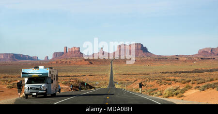 Turisti e camper ci lungo le due corsie di asfalto highway 163 in Utah e Arizona con Monument Valley in background Foto Stock