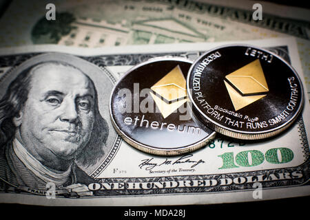 Ethereum monete sulla parte superiore della fiat money Foto Stock