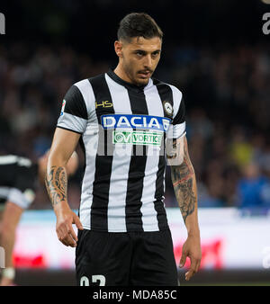 Napoli, campania, Italy. Xviii Apr, 2018. Giuseppe Pezzella di Udinese visto durante la serie di una partita di calcio tra SSC Napoli e Udinese Calcio presso lo Stadio San Paolo. Credito: Ernesto Vicinanza/SOPA Immagini/ZUMA filo/Alamy Live News Foto Stock