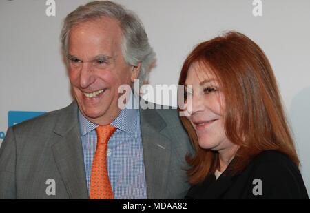 Hollywood, California, USA. Xviii Apr, 2018. Ho15977CHW.ci presenta il partito con uno scopo X PacSun Pre-Party ufficiale per noi giorno .Menta piperita Club, West Hollywood, CA USA.04/18/2018.HENRY WINKLER E STACEY WEITZMAN . © Clinton H.Wallace/Photomundo International/ Foto Inc Credito: Clinton Wallace/Globe foto/ZUMA filo/Alamy Live News Foto Stock