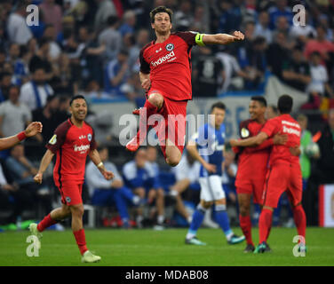 18 aprile 2018, Germania, Gelsenkirchen: Calcio DFB Cup, FC Schalke 04 vs Eintracht Francoforte, semi-finale alla Veltins Arena. Francoforte il capitano della squadra David Abramo e il team di festeggiare la vittoria. Foto: Bernd Thissen/dpa Foto Stock