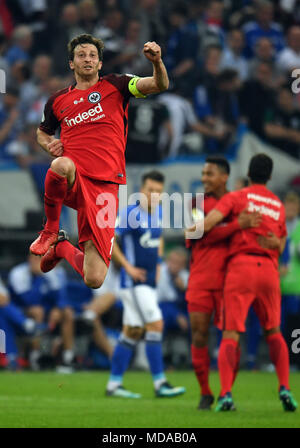 18 aprile 2018, Germania, Gelsenkirchen: Calcio DFB Cup, FC Schalke 04 vs Eintracht Francoforte, semi-finale alla Veltins Arena. Francoforte il capitano della squadra David Abramo e il team di festeggiare la vittoria. Foto: Bernd Thissen/dpa Foto Stock