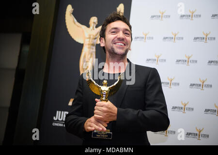 Berlino, Germania. Xviii Apr, 2018. 18 aprile 2018, Germania Berlino: Bora Dagtekin, direttore, tenendo la Jupiter Award per il Miglior Film per 'Fack Ju Goehte 3'. Credito: Gregor Fischer/dpa/Alamy Live News Foto Stock