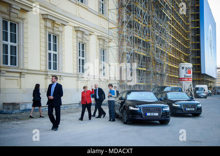 19 aprile 2018, Germania Berlino: il Cancelliere tedesco Angela Merkel (CDU) arriva al Forum di Humboldt di Berlino Palace. Foto: Gregor Fischer/dpa Foto Stock