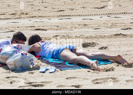 Bournemouth Dorset, Regno Unito. Il 19 aprile 2018. Regno Unito: meteo bella calda giornata di sole a Bournemouth spiagge con cielo azzurro e sole ininterrotta, come i visitatori in testa al mare per godere il giorno più caldo dell'anno finora. Credito: Carolyn Jenkins/Alamy Live News Foto Stock