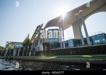 Berlino, Germania. Xix Apr, 2018. 19 aprile 2018, Germania Berlino: il sole splende sopra la Cancelleria federale dal fiume Sprea. Credito: Arne Bänsch/dpa/Alamy Live News Foto Stock