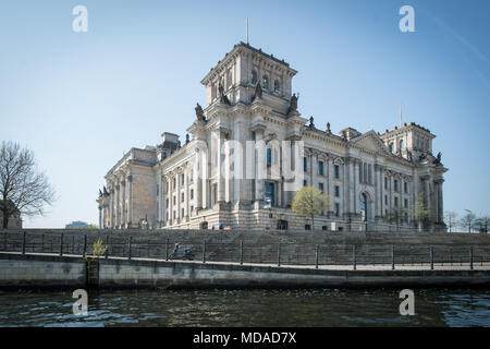 Berlino, Germania. Xix Apr, 2018. 19 aprile 2018, Germania Berlino: il fiume Sprea fluisce oltre l'Edificio del Reichstag. Credito: Arne Bänsch/dpa/Alamy Live News Foto Stock