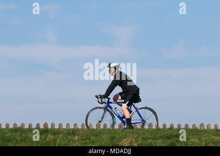 Cleveleys Lancashire. Regno Unito Meteo. 19/04/2018. Sunny per iniziare la giornata sulla costa di Fylde. Credito: MediaWorldImages/Alamy Live News Foto Stock