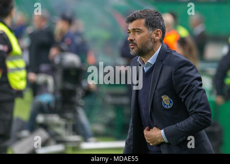 Aprile 18, 2018. Lisbona, Portogallo. Porto la testa in pullman da Portogallo Sergio Conceicao durante il gioco Sporting CP vs FC Porto © Alexandre de Sousa/Alamy Live News Foto Stock