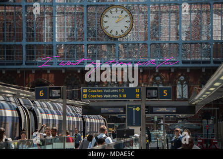 Londra, Regno Unito. Il 19 aprile 2018. Il neon nuovo artwork da Tracey Emin sovrasta la stazione internazionale di St Pancras - il messaggio per gli amanti è "Io voglio che il mio tempo con voi'.Credit: Guy Bell/Alamy Live News Foto Stock