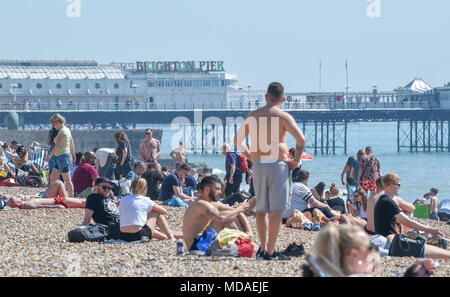 Brighton Regno Unito 19 aprile 2018 - la spiaggia di Brighton è imballato come i visitatori godere il caldo sole di oggi . Il caldo clima soleggiato è impostata per continuare in tutta la Gran Bretagna con temperature attese per raggiungere l'alta venti in alcune parti del Sud Est Credito: Simon Dack/Alamy Live News Foto Stock