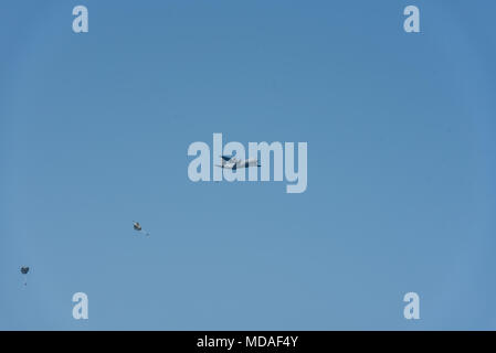 Israele, Tel Aviv-Yafo - 19 Aprile 2018: celebrazione del settantesimo giorno di indipendenza di Israele - Yom haatzmaout - di airshow della forza aerea israeliana (Michael Jacobs/Alamy news) Foto Stock