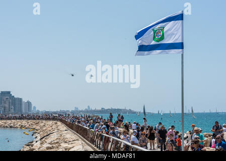 Israele, Tel Aviv-Yafo - 19 Aprile 2018: celebrazione del settantesimo giorno di indipendenza di Israele - Yom haatzmaout - di airshow della forza aerea israeliana (Michael Jacobs/Alamy news) Foto Stock