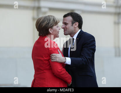 Berlino, Germania. Xix Apr, 2018. Il cancelliere tedesco Angela Merkel (L) e visitano il presidente francese Emmanuel Macron salutarci a Berlino Palace a Berlino, capitale della Germania, il 19 aprile 2018. Credito: Shan Yuqi/Xinhua/Alamy Live News Foto Stock