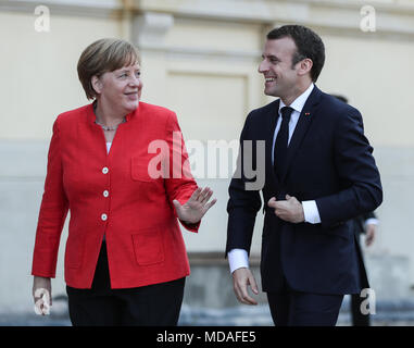 Berlino, Germania. Xix Apr, 2018. Il cancelliere tedesco Angela Merkel (L) colloqui con visitano il presidente francese Emmanuel Macron a Berlino Palace a Berlino, capitale della Germania, il 19 aprile 2018. Credito: Shan Yuqi/Xinhua/Alamy Live News Foto Stock