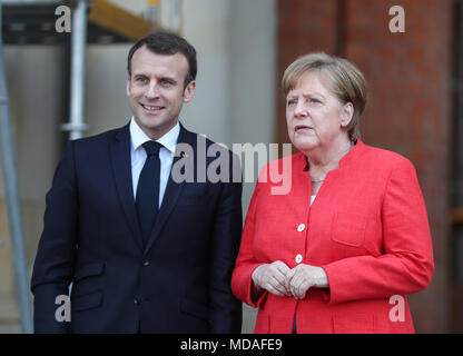 Berlino, Germania. Xix Apr, 2018. Il cancelliere tedesco Angela Merkel (R) e visitano il presidente francese Emmanuel Macron posa per foto a Berlino Palace a Berlino, capitale della Germania, il 19 aprile 2018. Credito: Shan Yuqi/Xinhua/Alamy Live News Foto Stock