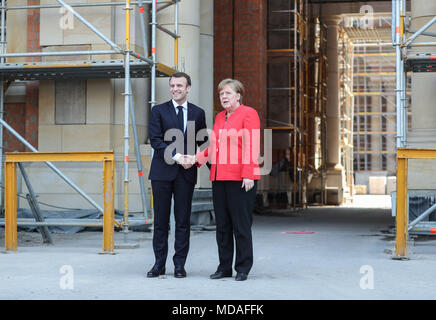 Berlino, Germania. Xix Apr, 2018. Il cancelliere tedesco Angela Merkel (R) pone per le foto con visitano il presidente francese Emmanuel Macron a Berlino Palace a Berlino, capitale della Germania, il 19 aprile 2018. Credito: Shan Yuqi/Xinhua/Alamy Live News Foto Stock