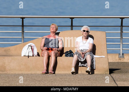 Godetevi una giornata di sole al Seaside a Blackpool, Lancashire. Aprile 2018. Meteo nel Regno Unito. Una favolosa giornata soleggiata e molto calda sul nordovest dell'Inghilterra, mentre le famiglie si divertono al sole sulle sabbie del lungomare di Blackpool nel Lancashire. Credit: Cernan Elias/Alamy Live News Foto Stock