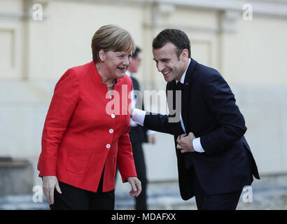 (180419) -- BERLIN, 19 aprile 2018 (Xinhua) -- il Cancelliere tedesco Angela Merkel (L) colloqui con visitano il presidente francese Emmanuel Macron a Berlino Palace a Berlino, capitale della Germania, il 19 aprile 2018. (Xinhua/Shan Yuqi) (wtc) Foto Stock