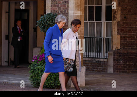 Londra, Regno Unito. Il 19 aprile 2018. Il primo ministro del Regno Unito, Teresa Maggio e Segretaria Generale del Commonwealth Patricia Scozia presso il Convento Corte durante i capi di governo del Commonwealth riuniti a Londra, Inghilterra, 19 aprile 2018. Credito: Michal Busko/Alamy Live News Foto Stock