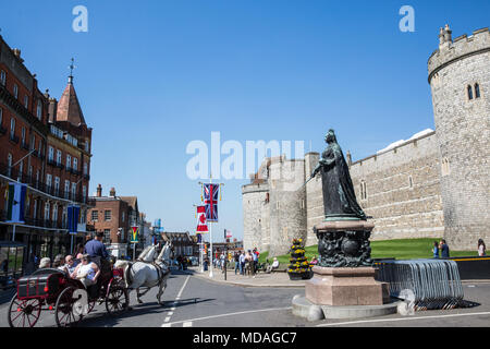 Windsor, Regno Unito. 19 Aprile, 2018. Bandiere del Commonwealth visualizzati in preparazione per i capi di governo del Commonwealth leader dell' ritiro al Castello di Windsor. I leader del Commonwealth sono attesi per discutere il Principe di Galles' offerta ad aderire alla sua madre ruolo del Commonwealth durante il ritiro. Credito: Mark Kerrison/Alamy Live News Foto Stock